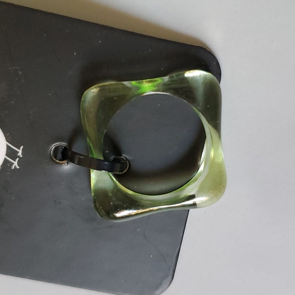 🎈3 FOR $10 RESIN RINGS - Picture 2 of 3